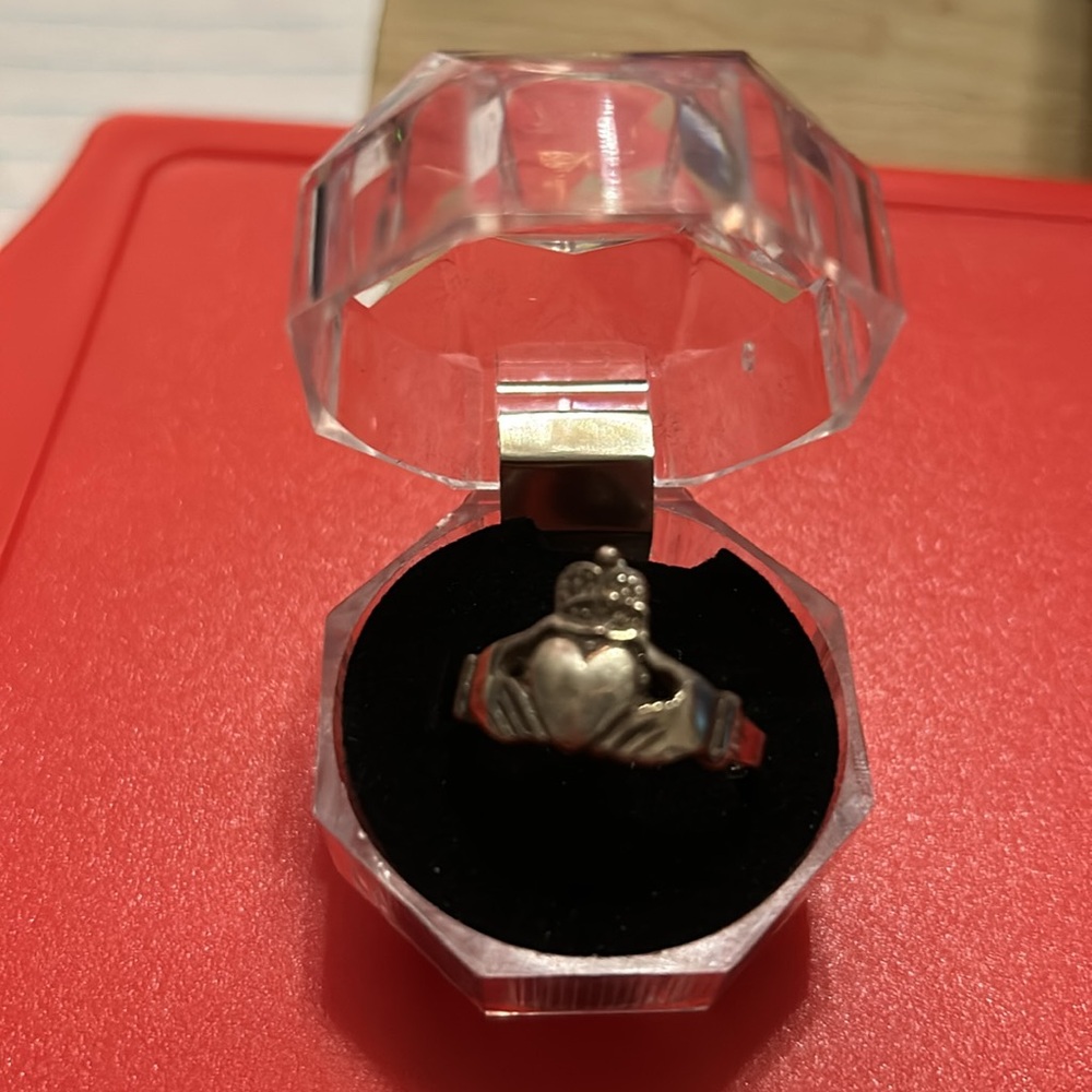 An Irish cladder ring. - Picture 3 of 3